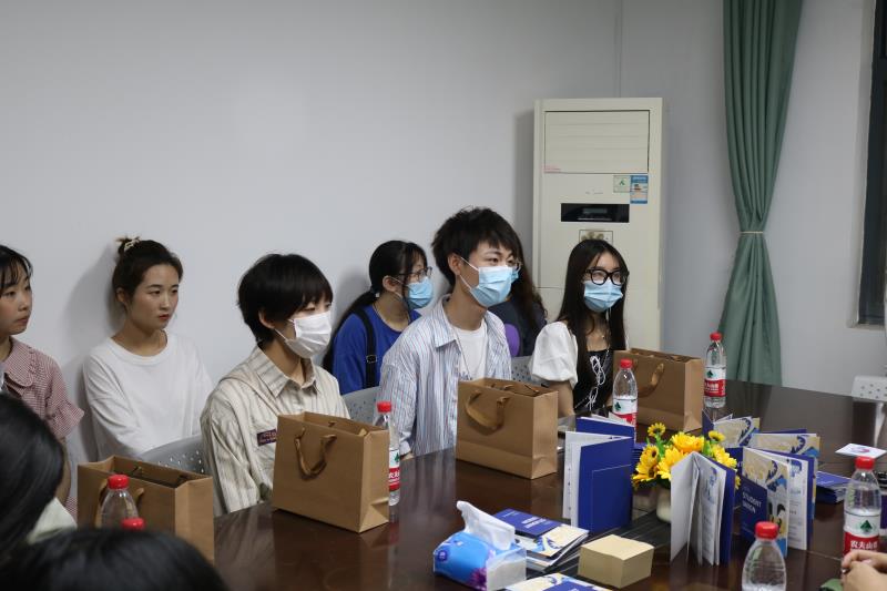 一群人在房间里描述已自动生成