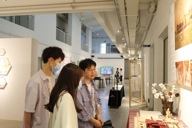 图片包含 室内, 人, 女人, 桌子描述已自动生成
